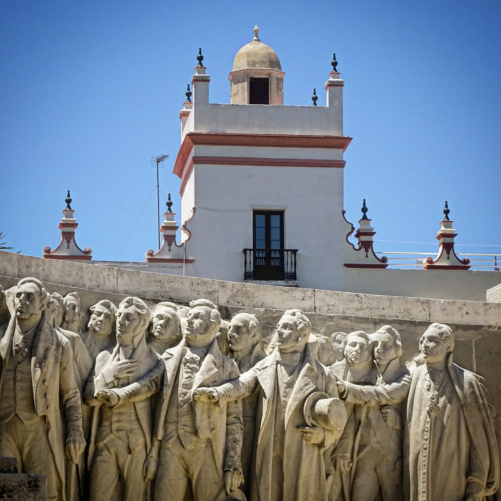 Una imagen del monumento que ofrece 'otra mirada' gana el concurso #CádizConstitucional